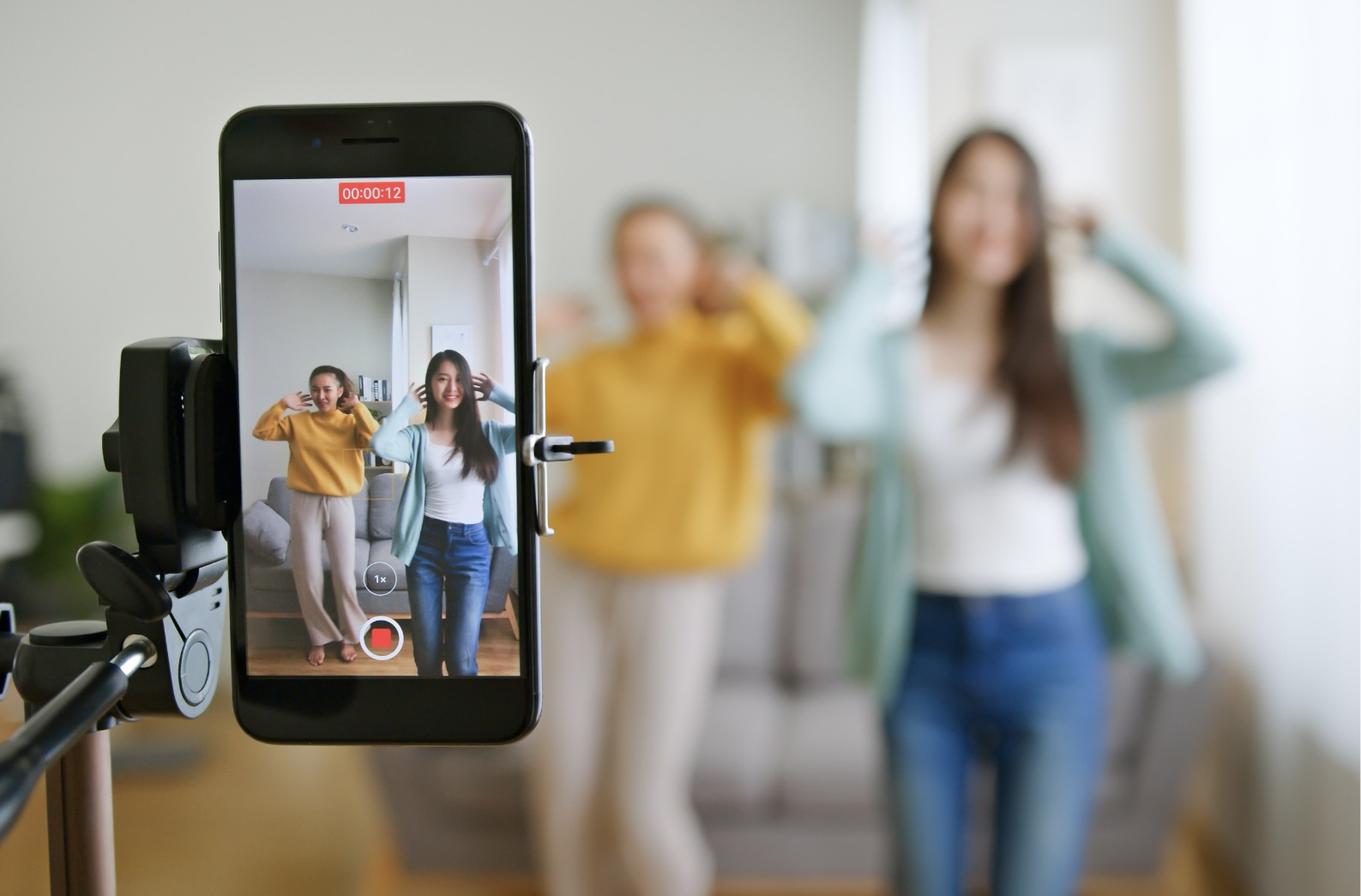 Van dansfilmpjes tot lifehacks: TikTok is de place to be! Maar wat Tiktok nou zo populair?