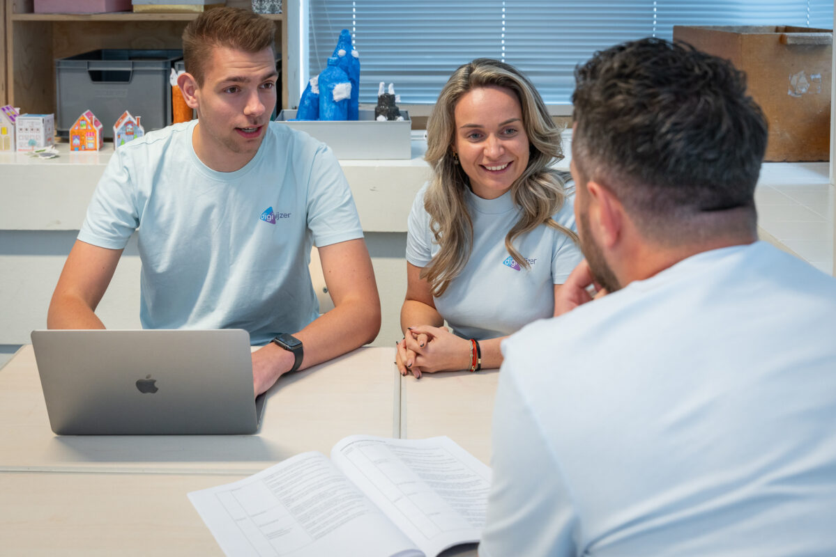 Een nieuwe subsidieronde basisvaardigheden in het onderwijs komt eraan. Daarmee maken scholen kans op financieringsmogelijkheden om de basisvaardigheden van leerlingen, docenten en ouders te kunnen verbeteren. Ook digitale geletterdheid is een nodige basisvaardigheid. Digiwijzer ondersteunt scholen in het implementeren en waarborgen van digitale geletterdheid op scholen.