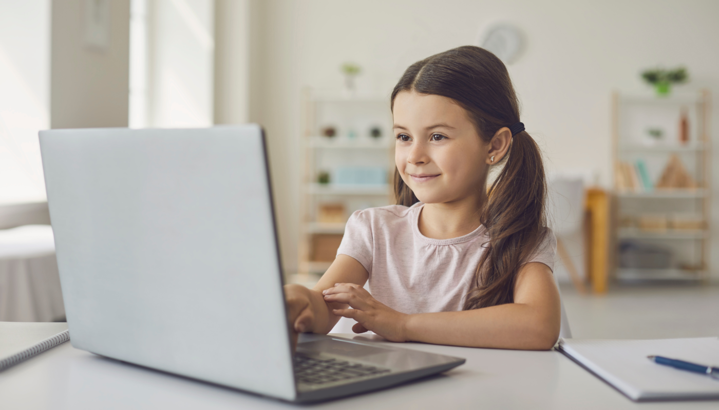 Laptops of tablets zijn tegenwoordig niet meer weg te denken uit het onderwijs. Kunnen de online advertenties kwaad?