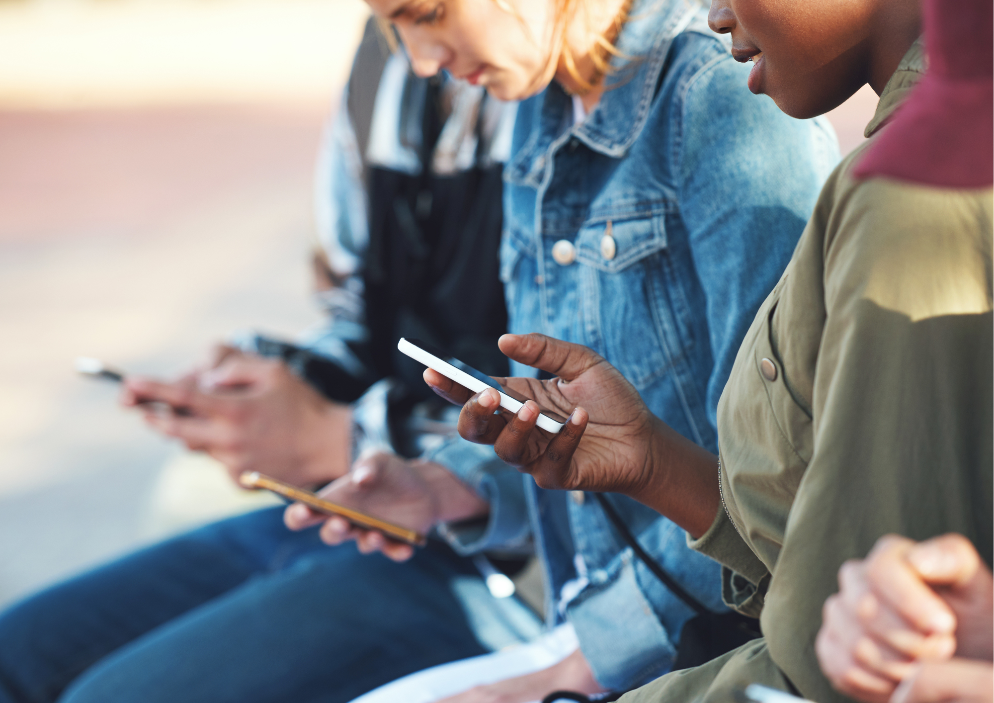 Mensen met een mobiele telefoon in hun hand