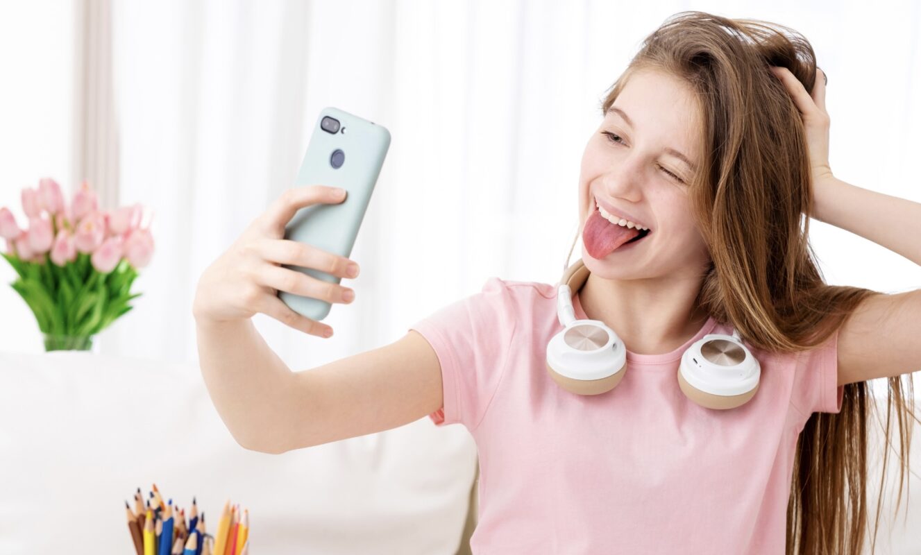 Meisje neemt een selfie met haar telefoon