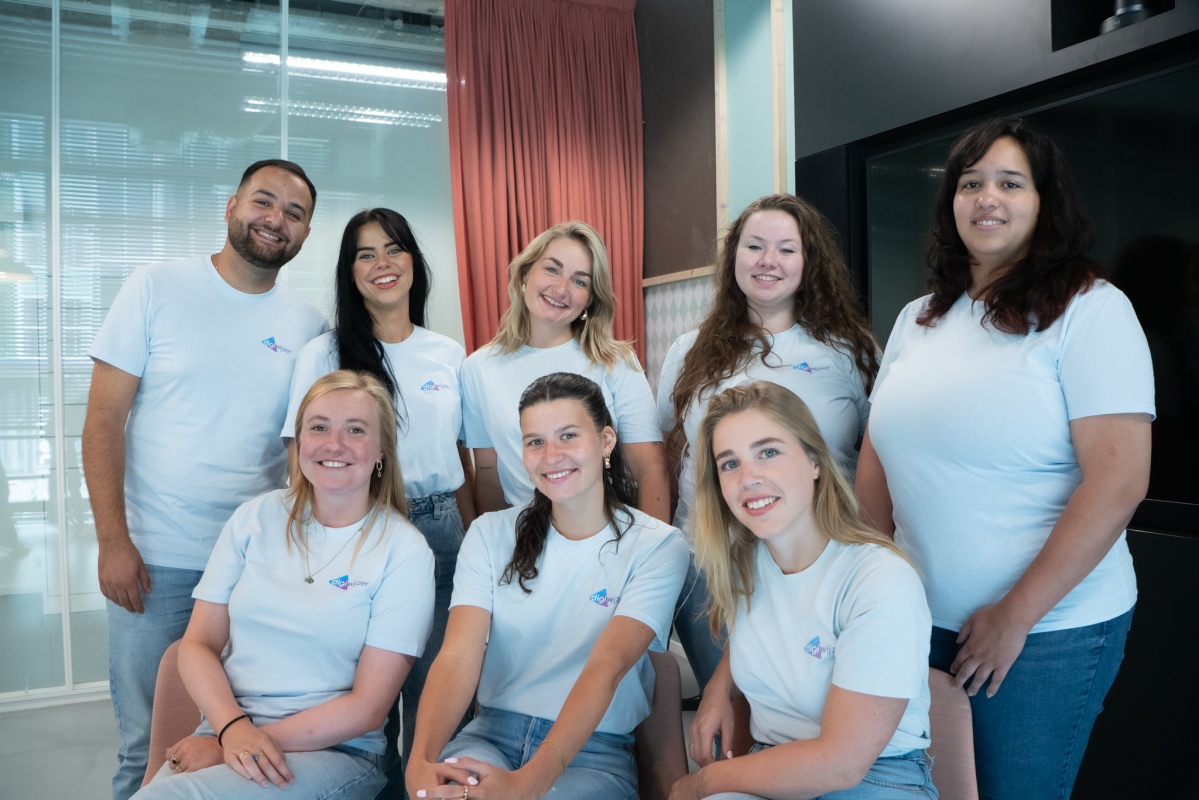 Een groep enthousiaste onderwijsprofessionals poseert samen na afloop van de docententraining over Microsoft Copilot (AI).