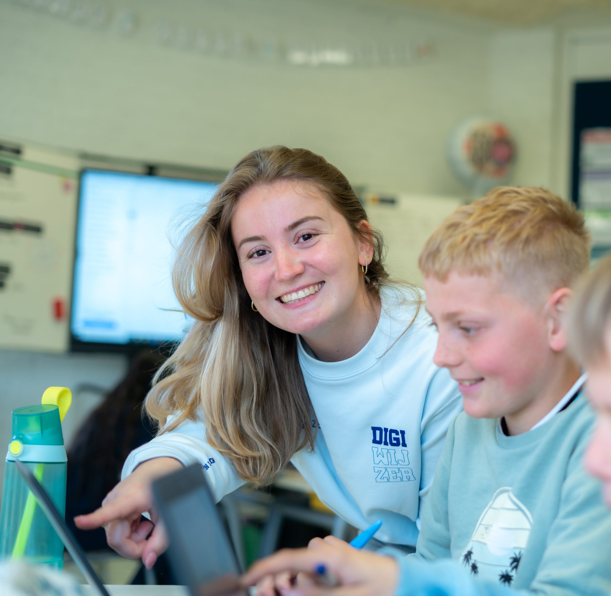 Digicoach van Digiwijzer begeleidt leerling tijdens interactieve les digitale vaardigheden