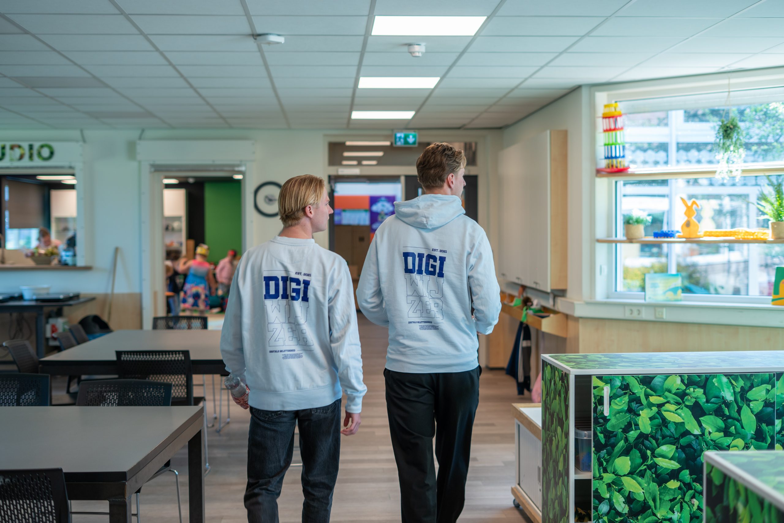 Digicoaches van Digiwijzer onderweg naar leslokaal voor technologieles op basisschool
