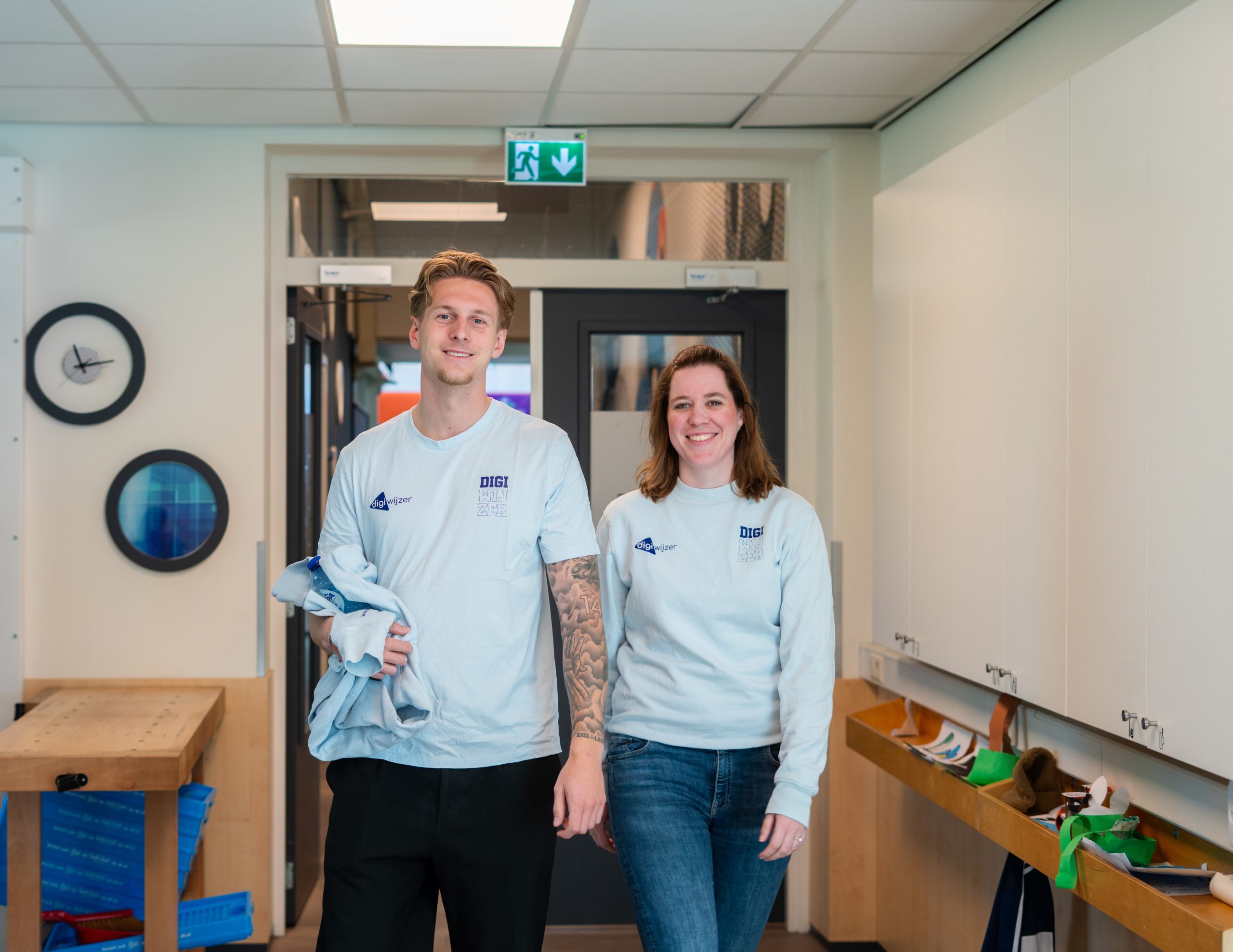 Twee digicoaches van Digiwijzer op basisschool tijdens lesdag Digitale geletterdheid