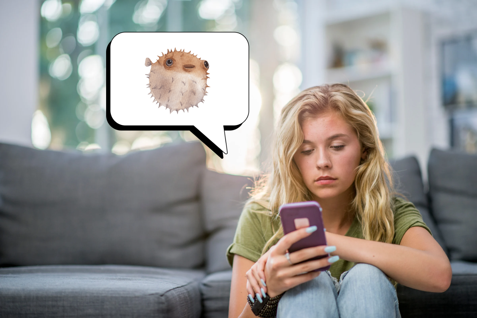 Tiener met smartphone kijkt serieus terwijl kogelvis emoji in spreekwolk verschijnt als symbool tegen misleidende online reclame