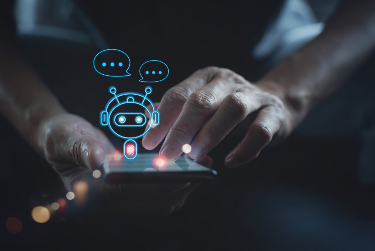 Persoon gebruikt smartphone met digitaal chatbot-icoon dat symbool staat voor AI-chatbotcommunicatie.