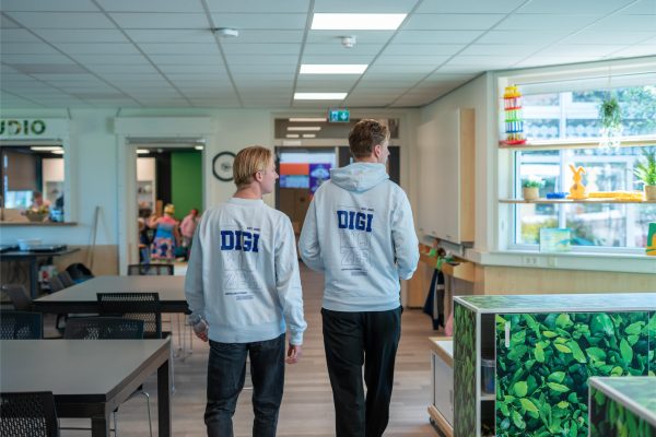 Twee digicoaches van Digiwijzer Nederland onderweg naar een les over digitale geletterdheid in de kinderopvang.
