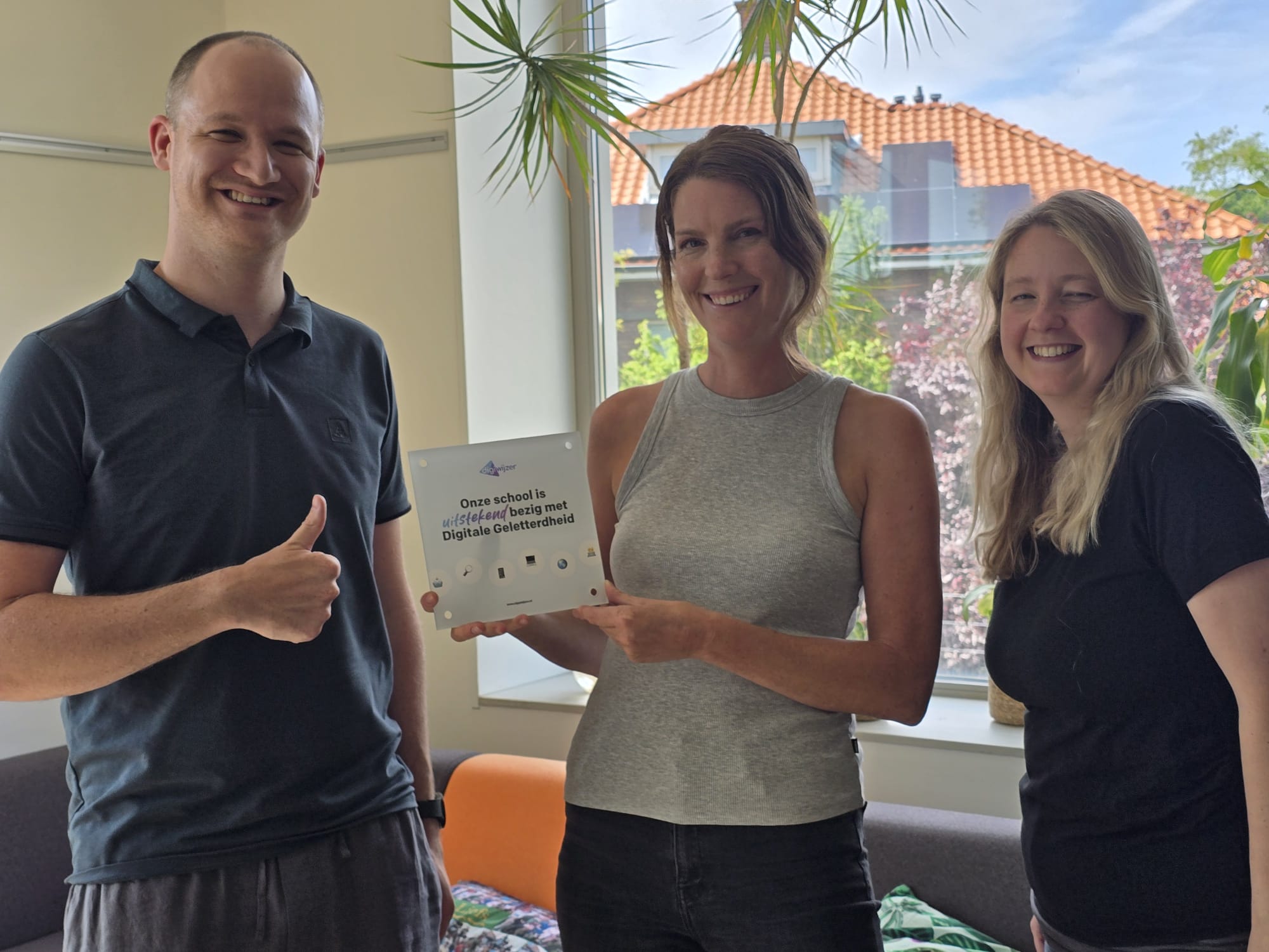 eam van OG Heldring ontvangt schildje van Digiwijzer voor inzet op digitale geletterdheid.