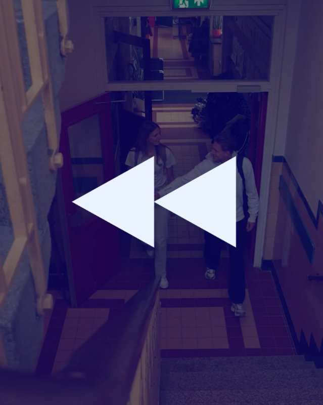 Twee collega’s van Digiwijzer lopen lachend de school uit na een inspirerende lesdag.