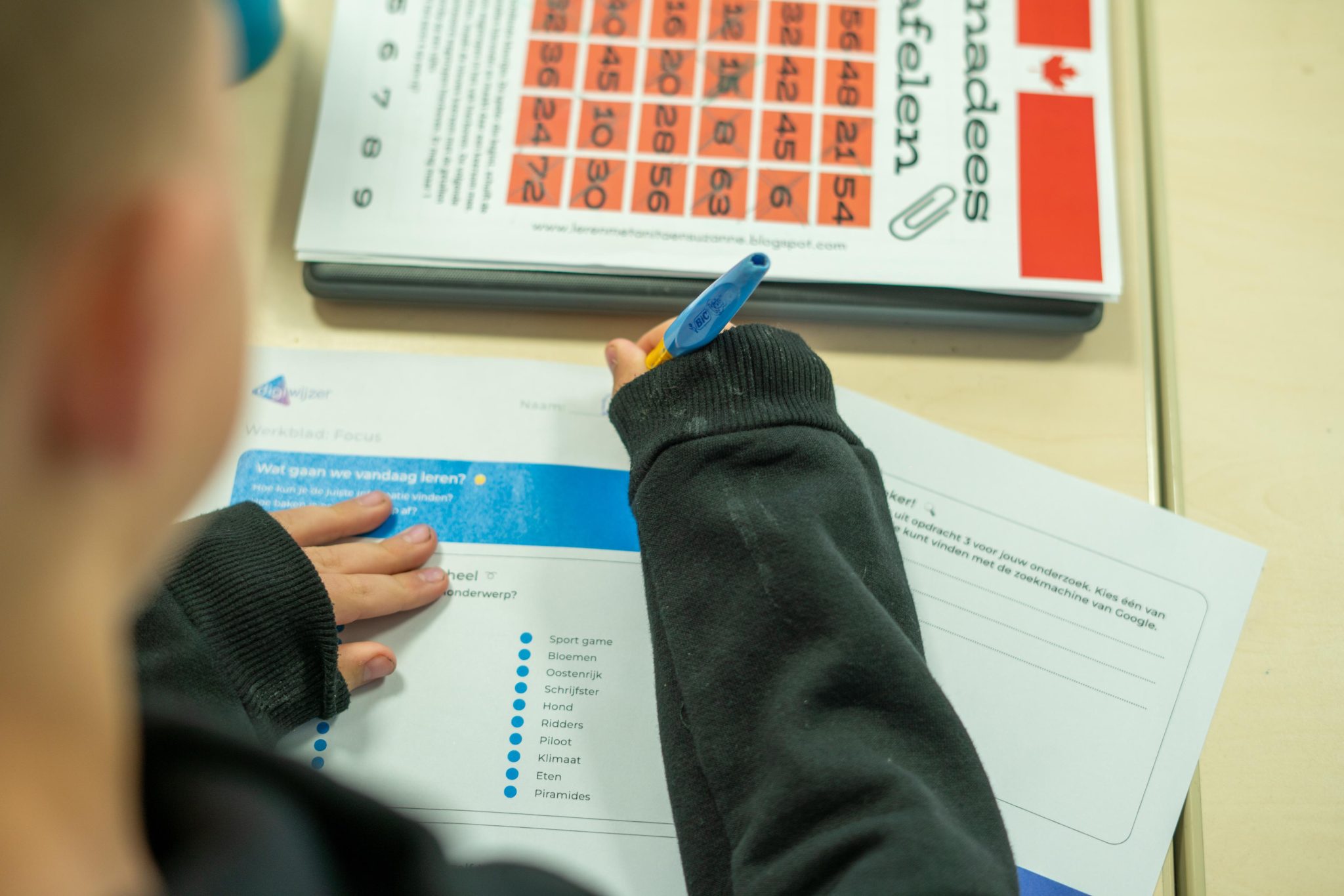 Leerling werkt aan een Digiwijzer-werkblad tijdens een les over praktische digitale vaardigheden.