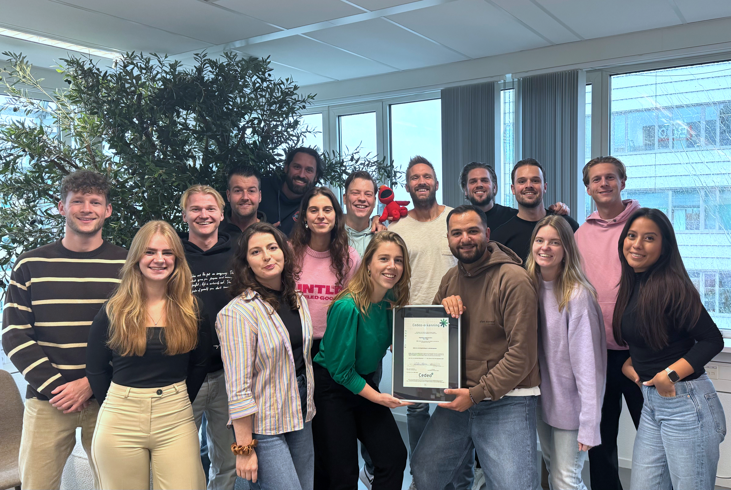 Een deel van het team van Digiwijzer poseert trots met het Cedeo-certificaat na het behalen van de officiële erkenning voor Onderwijsadvies.