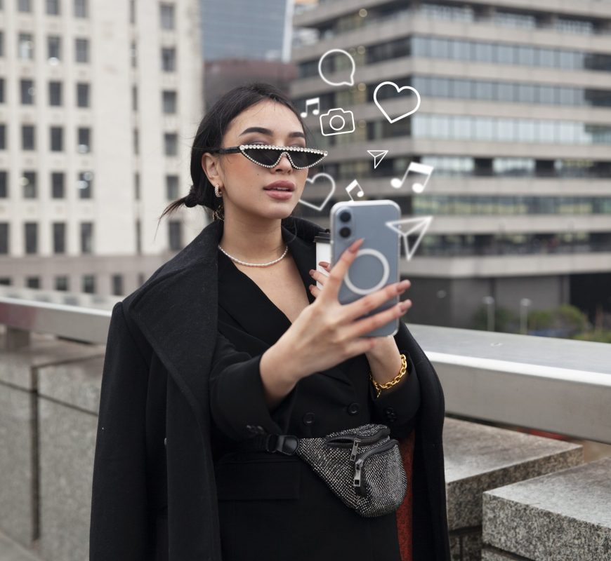 Influencer maakt een selfie met smartphone, omringd door digitale icoontjes zoals hartjes en muzieknoten.