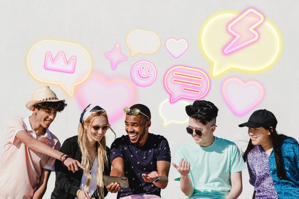 Jongeren lachen samen terwijl ze een smartphone bekijken, met kleurrijke neonpictogrammen die socialmediaberichten voorstellen.