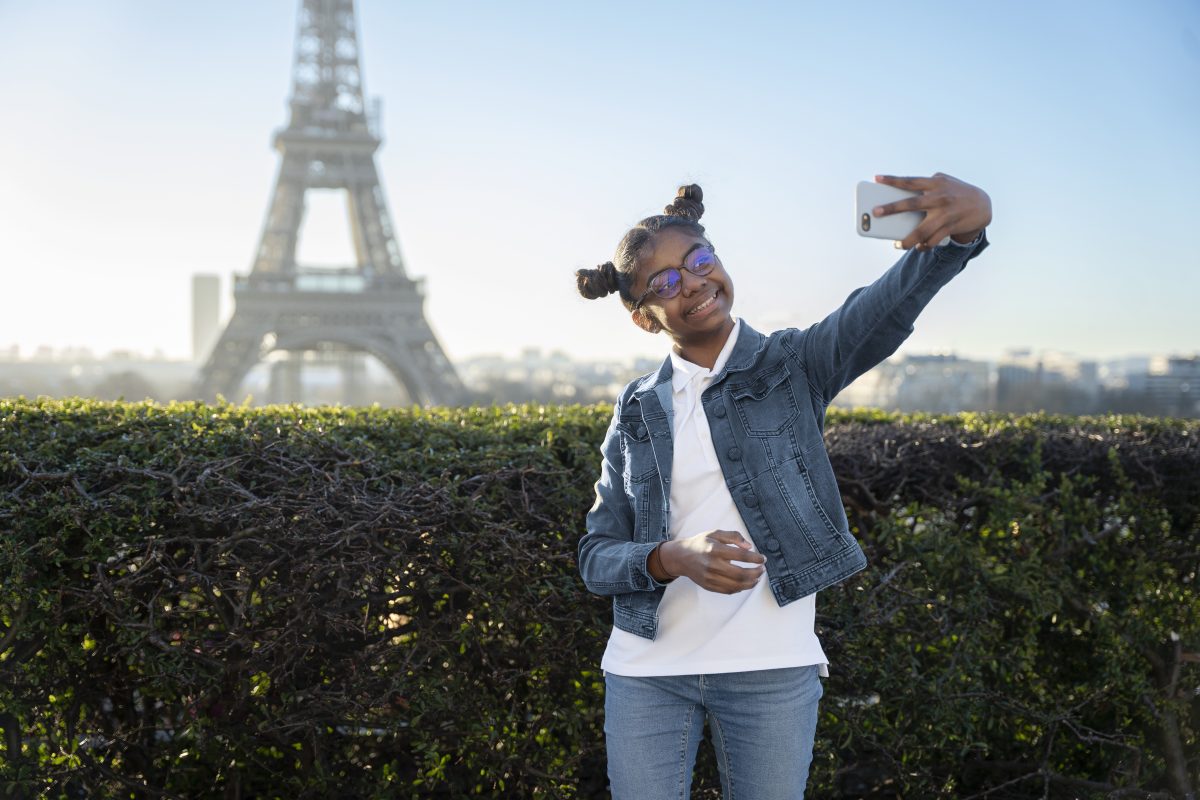 Jongere maakt een selfie met smartphone in Parijs terwijl discussie over social media verbod voor jongeren in Frankrijk groeit