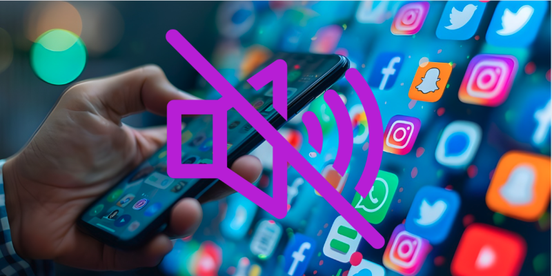 Hand die een smartphone vasthoudt met een groot paars geluid-uit symbool ervoor en op de achtergrond zwevende socialmedia-iconen zoals Instagram, WhatsApp en Facebook.