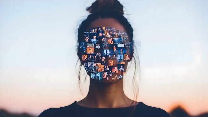 Illustratie van een jongere waarbij het gezicht bestaat uit digitale foto’s, als symbool voor online identiteit en sociale media