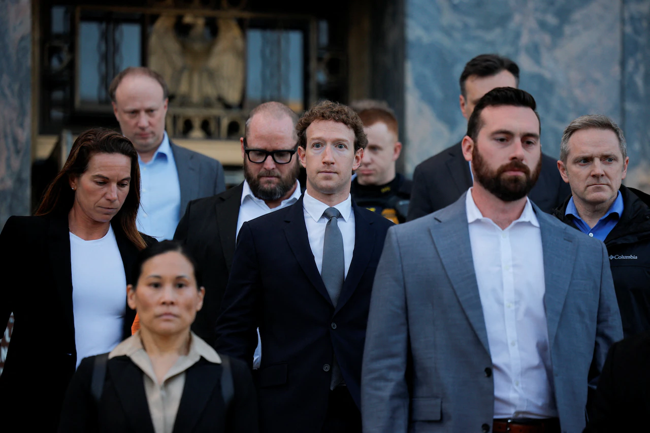 Mark Zuckerberg verlaat samen met advocaten en beveiligers een rechtbank in Los Angeles na een rechtszitting over de aanklacht tegen Meta wegens psychische schade.