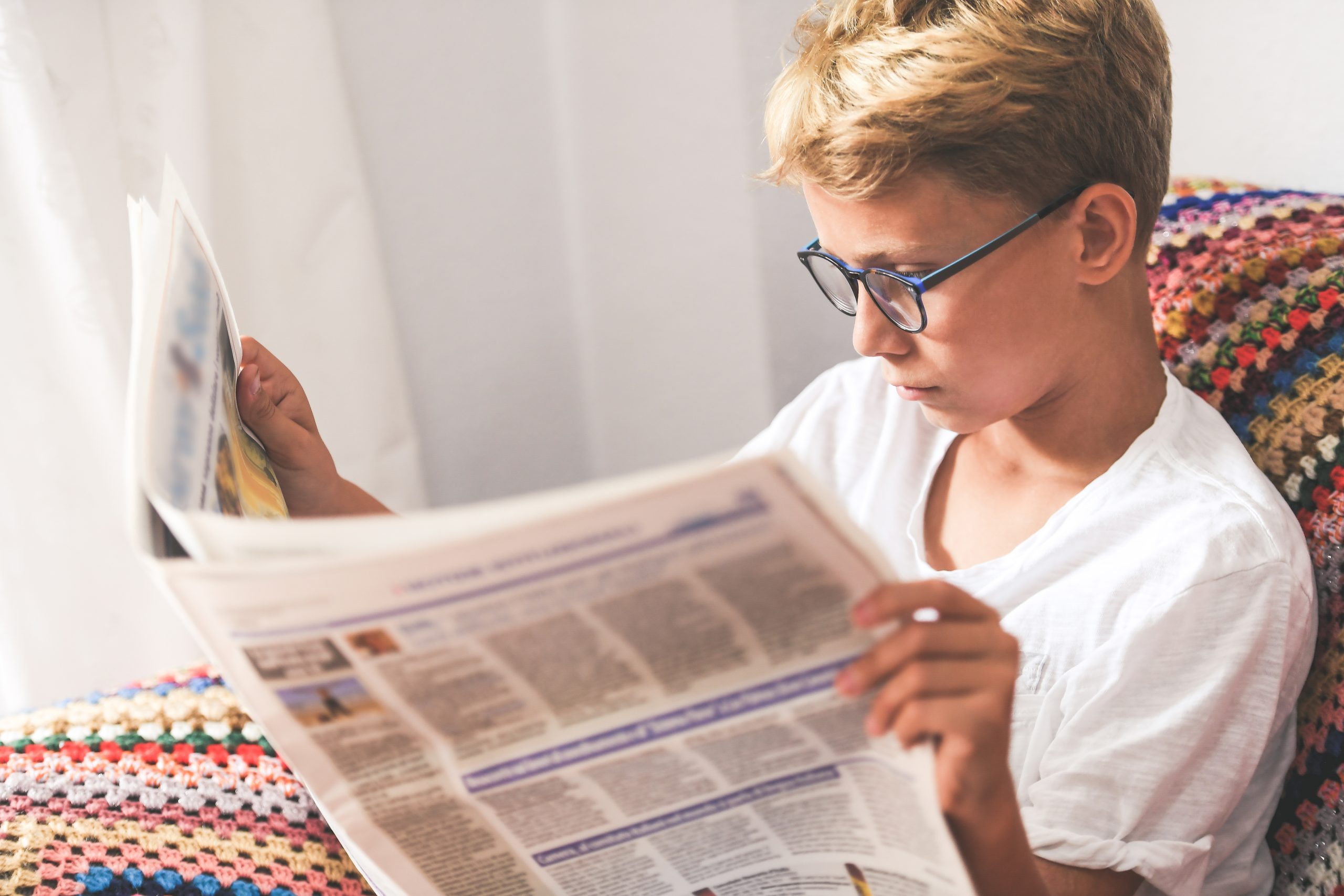 Leerling leest aandachtig een krant om nieuws beter te begrijpen en nieuwswijsheid te ontwikkelen