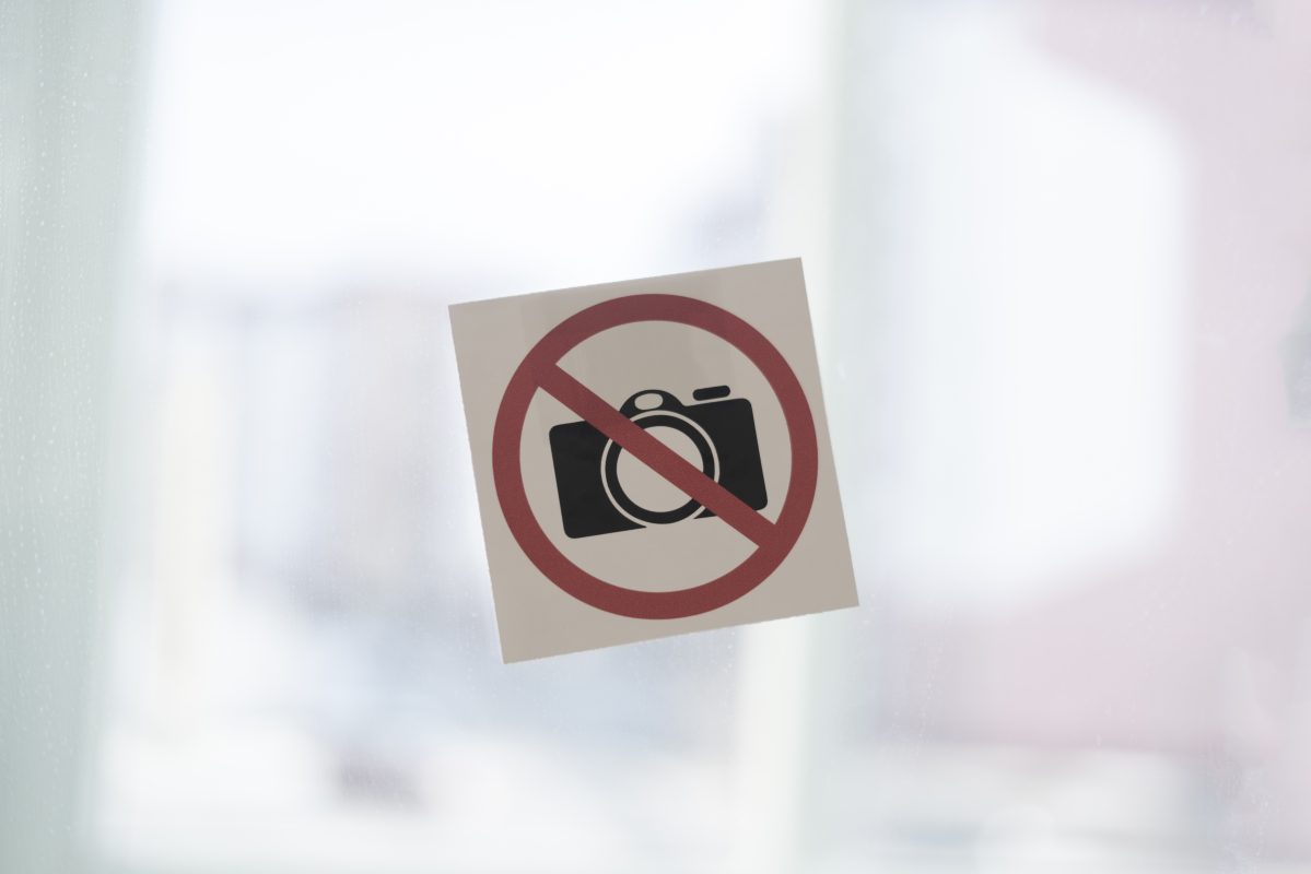 Sticker met een camera-icoon en een rood verbodsteken, die aangeeft dat fotograferen niet is toegestaan op deze plek.
