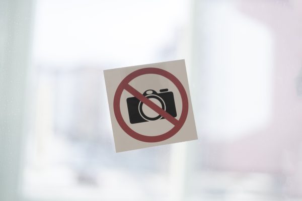Sticker met een camera-icoon en een rood verbodsteken, die aangeeft dat fotograferen niet is toegestaan op deze plek.