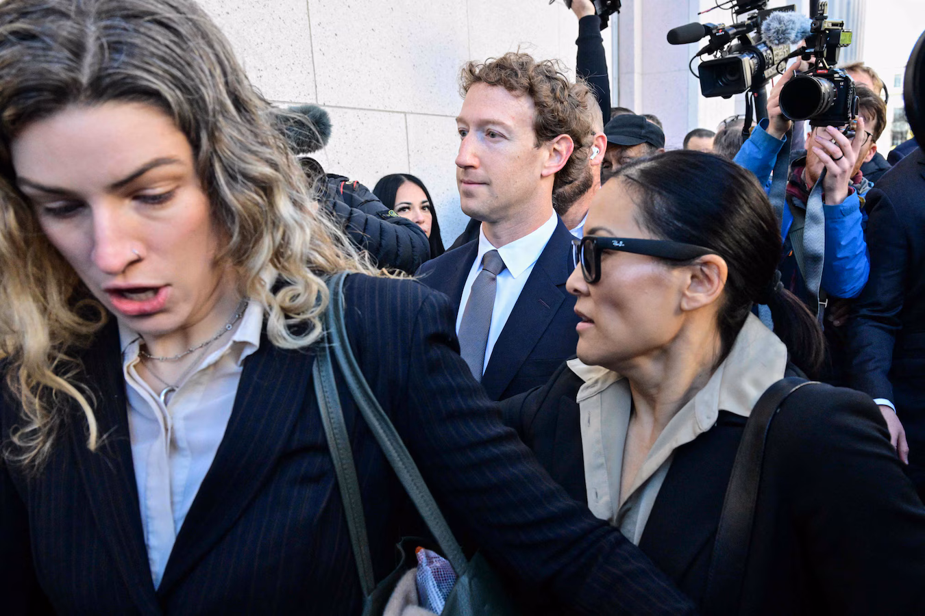 Mark Zuckerberg bij de rechtbank in Los Angeles tijdens een rechtszaak over social media verslaving (bron: AD / AFP)