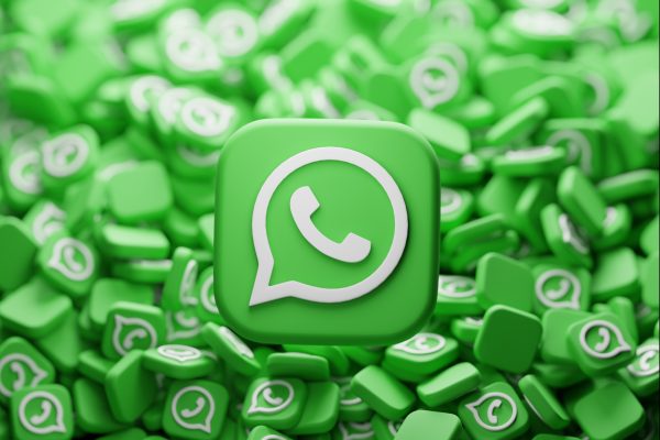 WhatsApp-logo tussen meerdere app-iconen, symbool voor nieuwe functie om tussen apps te chatten