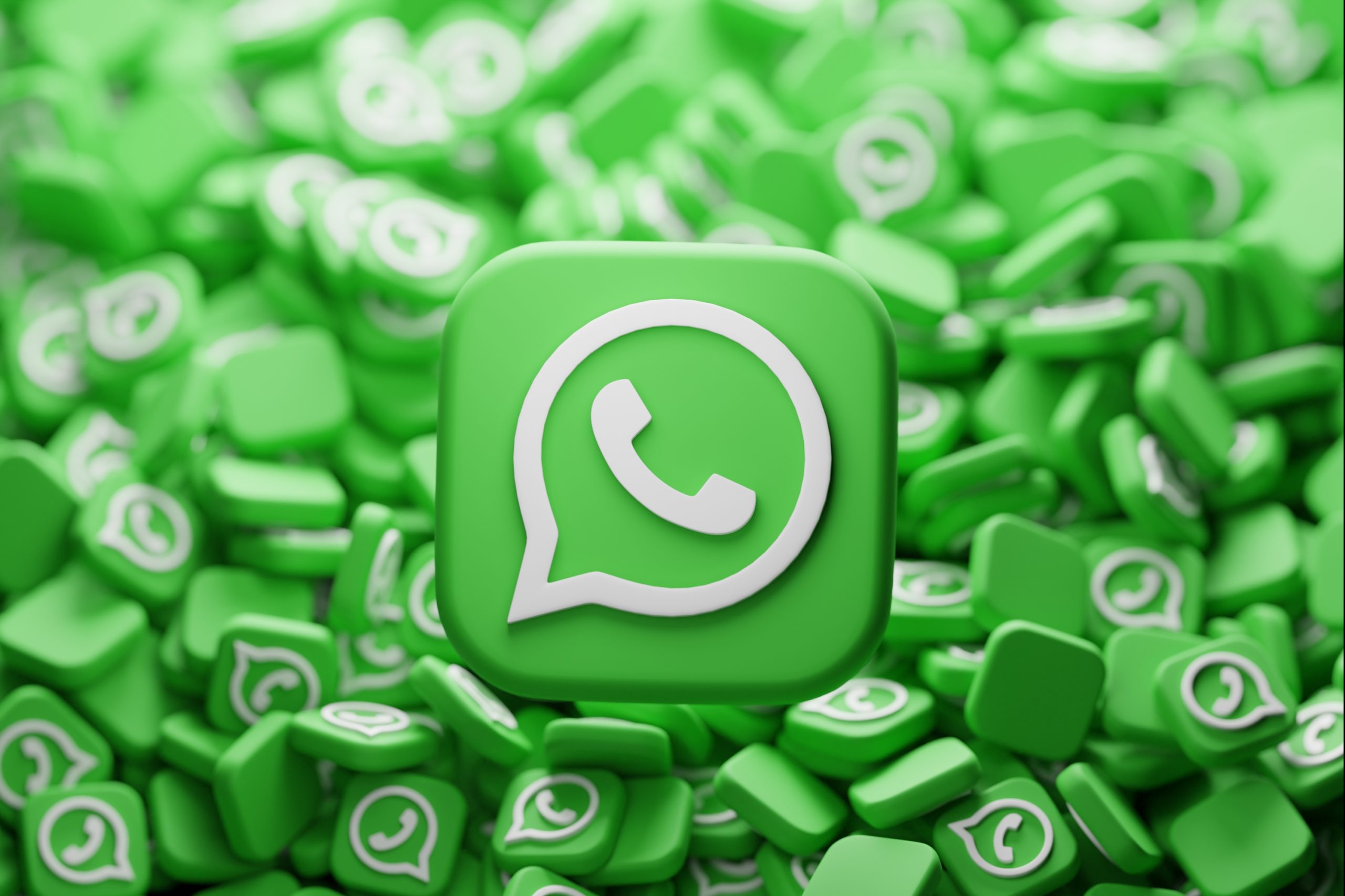 WhatsApp-logo tussen meerdere app-iconen, symbool voor nieuwe functie om tussen apps te chatten
