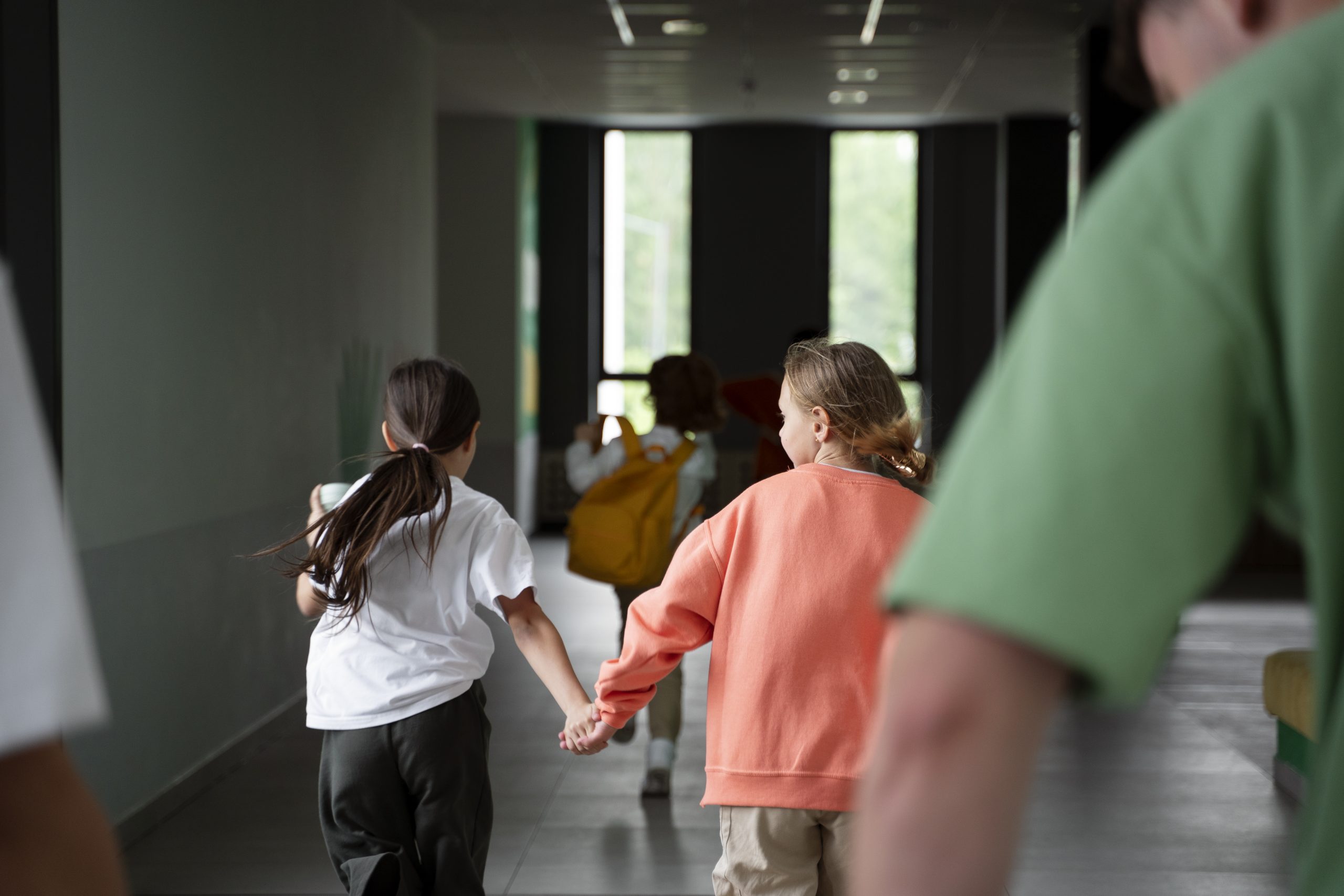 Leerlingen in het speciaal onderwijs lopen samen door een schoolgang richting het klaslokaal