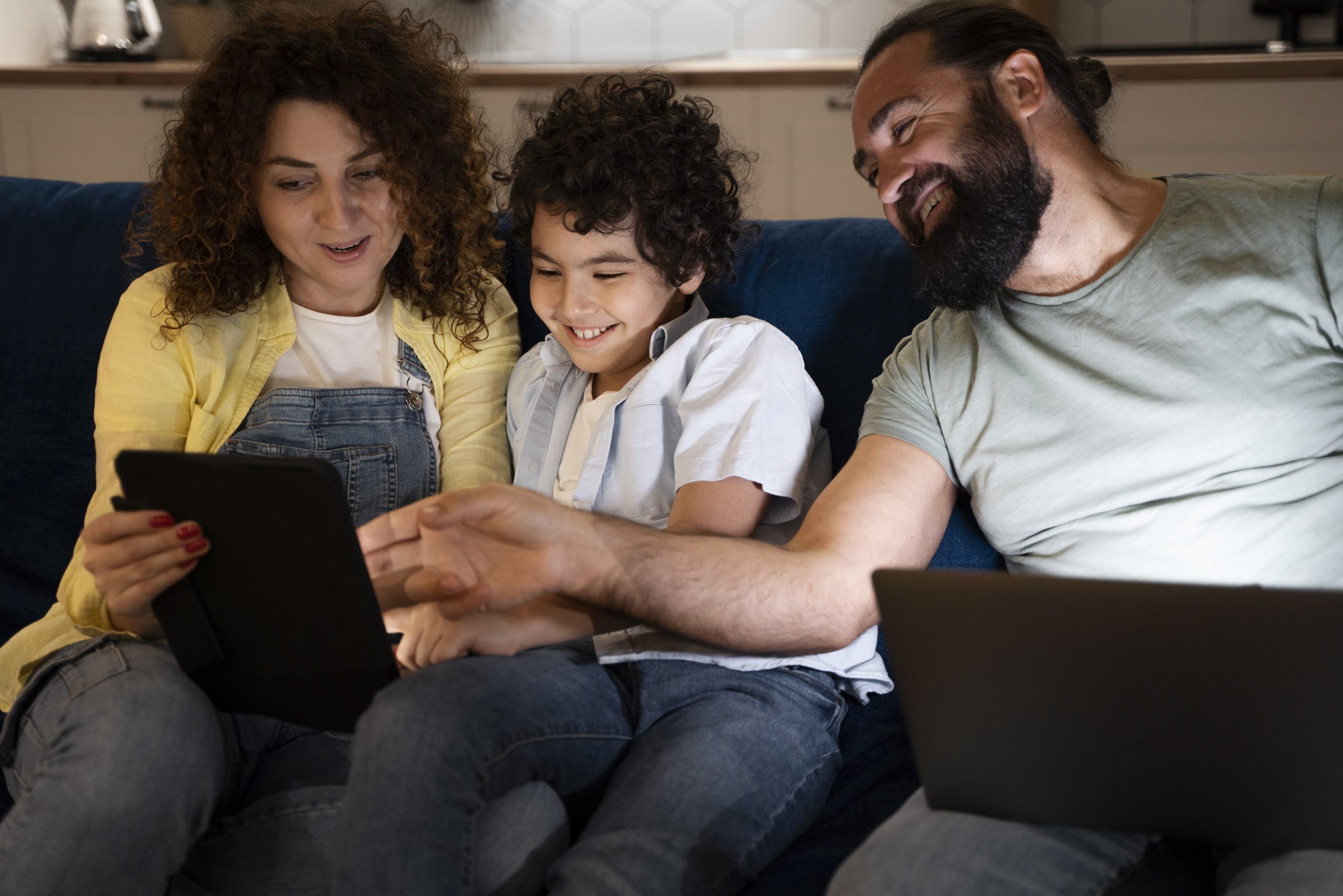 Ouders bekijken samen met hun kind Roblox instellingen op een tablet om parental controls in te stellen
