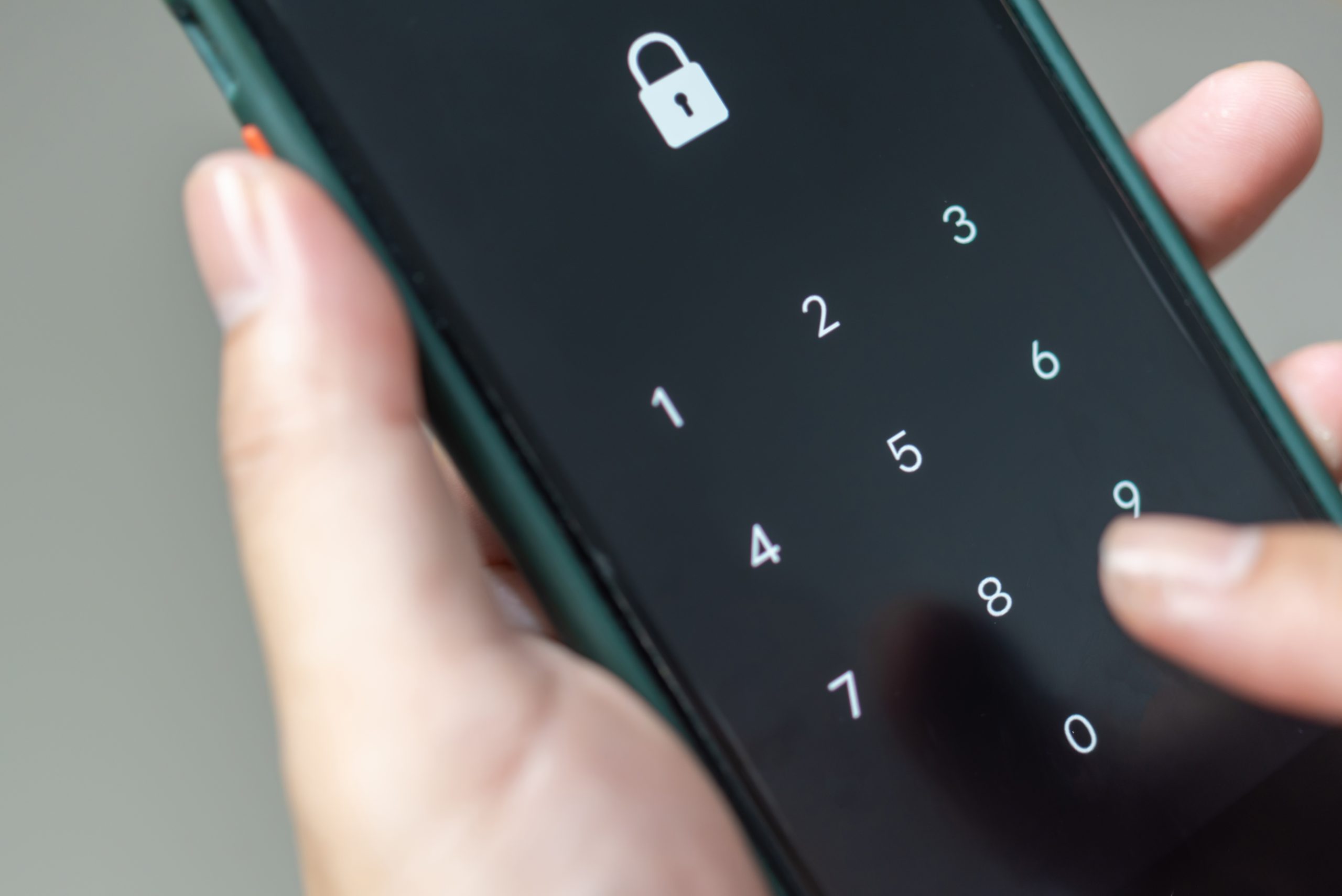 Smartphone met pincode-scherm en sloticoon, symbool voor leeftijdsverificatie en online beveiliging van jongeren