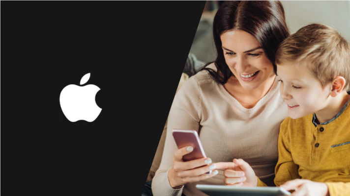Ouder en kind bekijken samen een iPhone terwijl Apple nieuwe functies voor ouderlijk toezicht en online veiligheid introduceert