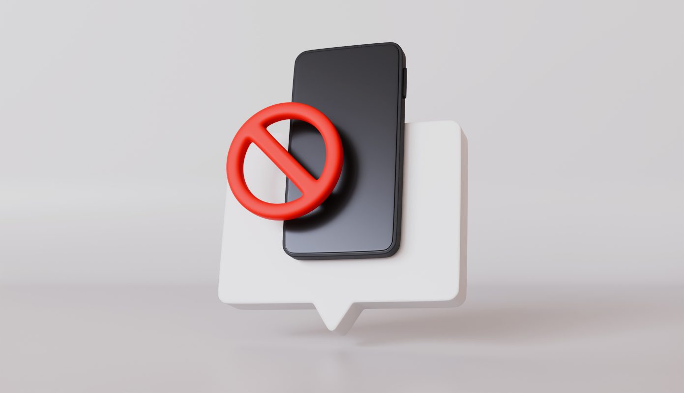 Smartphone met een verbodssymbool ervoor, als illustratie van een socialmediaverbod voor jongeren en de discussie over leeftijdsgrenzen op sociale media.