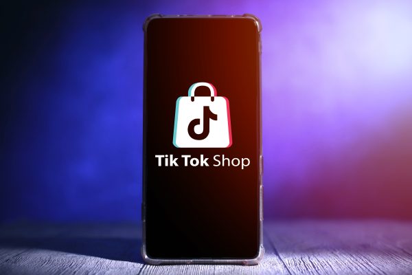Smartphone met het TikTok Shop-logo op het scherm, symbool voor online winkelen en impulsaankopen via sociale media.