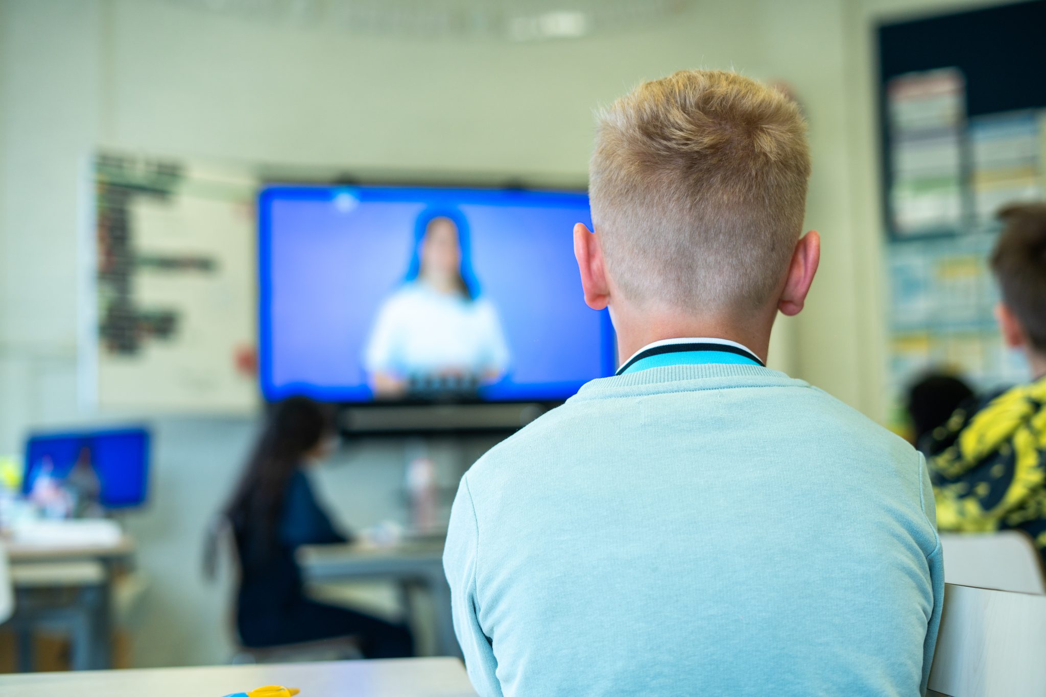 Leerlingen volgen een digitale les op het digibord tijdens een les digitale geletterdheid.