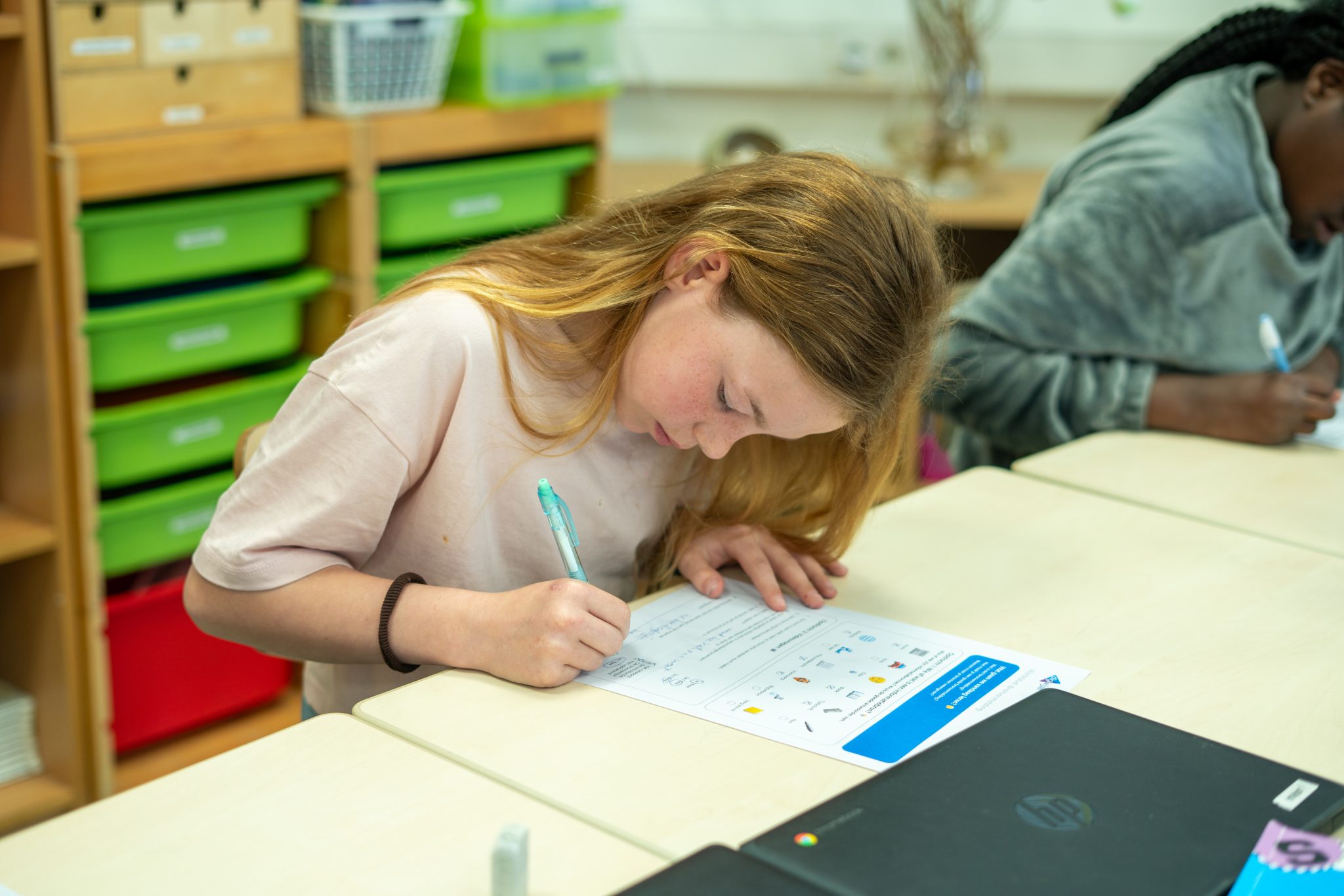 Leerling werkt zelfstandig aan een opdracht over digitale geletterdheid tijdens een les in de klas.