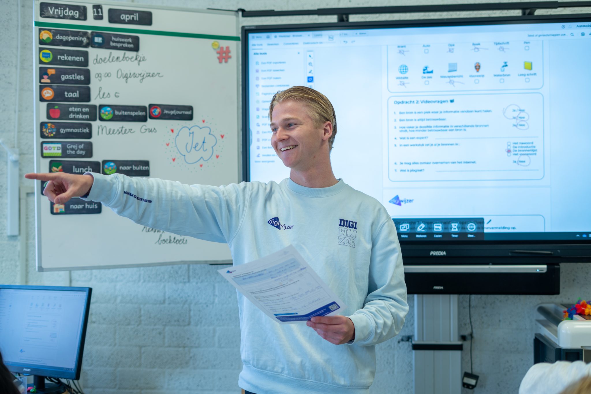 Digicoach van Digiwijzer geeft een les digitale geletterdheid aan leerlingen in de klas.