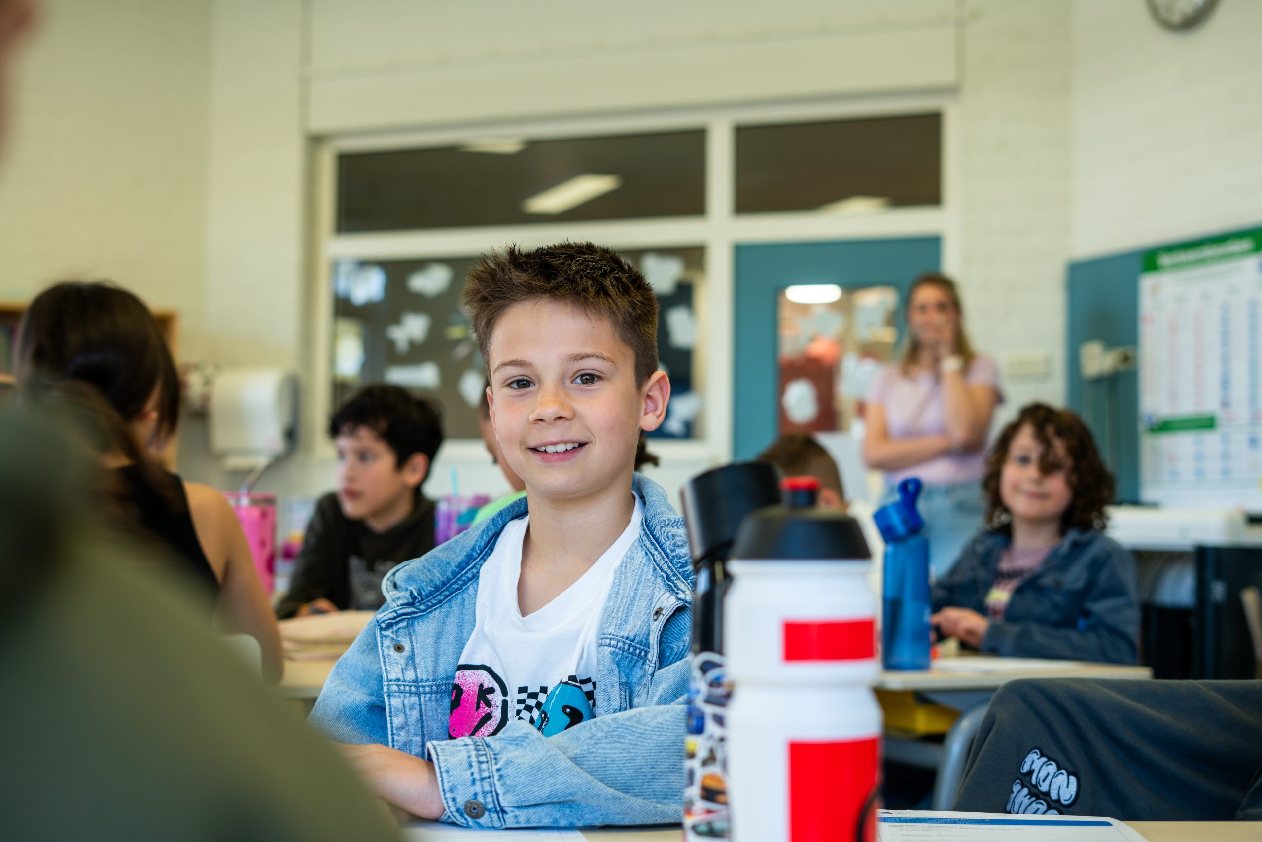 Leerling luistert aandachtig en neemt deel aan een klassengesprek over digitale geletterdheid.