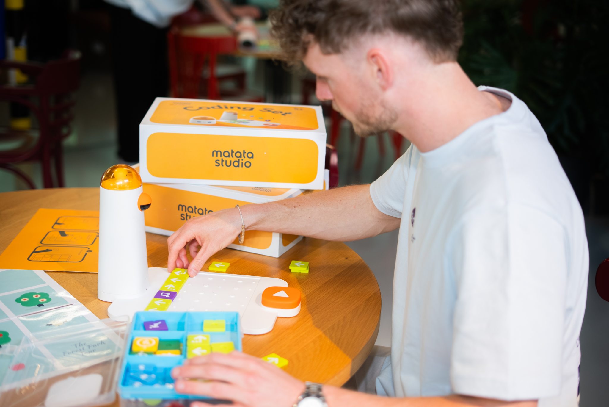 Een Digiwijzer-medewerker bereidt programmeermateriaal voor met een MatataStudio Coding Set.