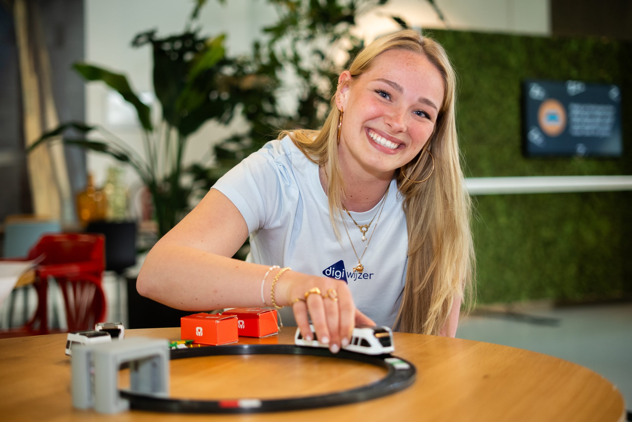 Digicoach van Digiwijzer werkt met educatief lesmateriaal voor digitale geletterdheid.