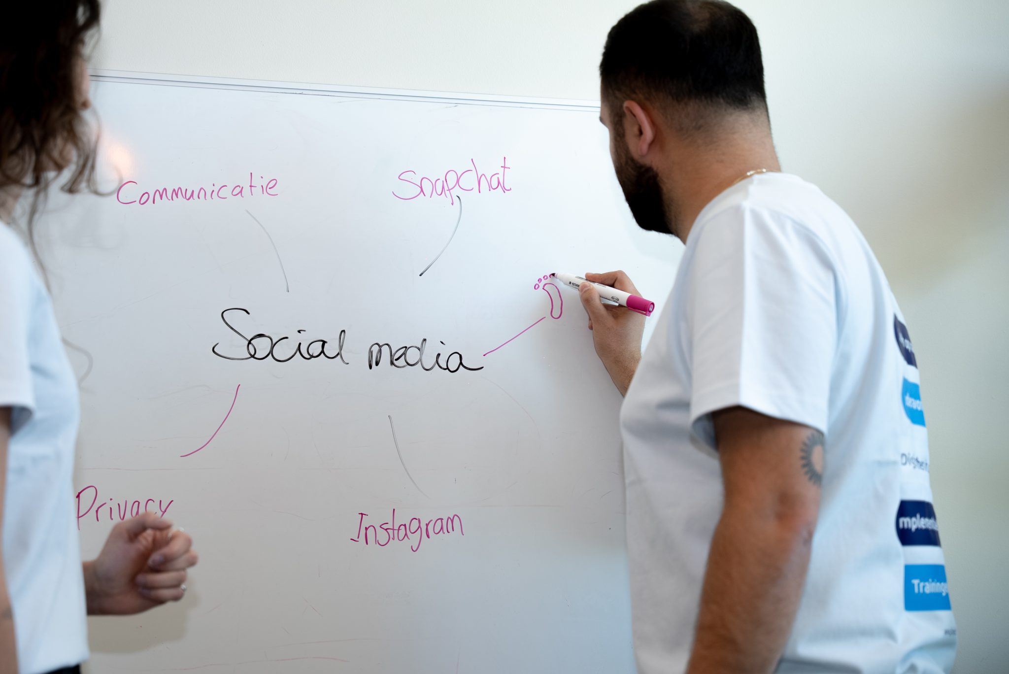 Digicoach geeft een les over sociale media, privacy en online communicatie aan leerlingen.
