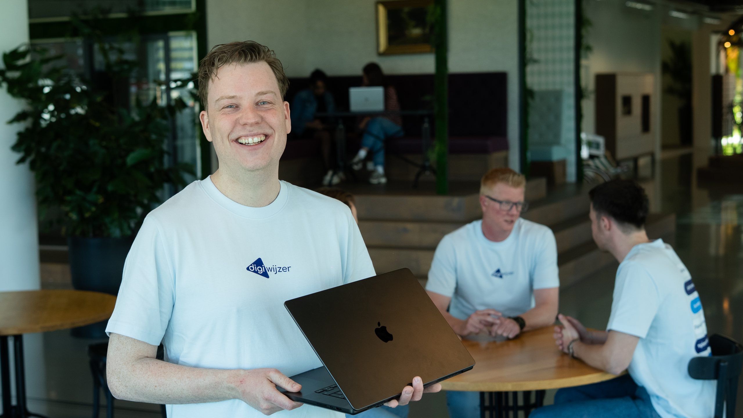Medewerker van Digiwijzer werkt met de e-learningomgeving voor digitale geletterdheid op een laptop.