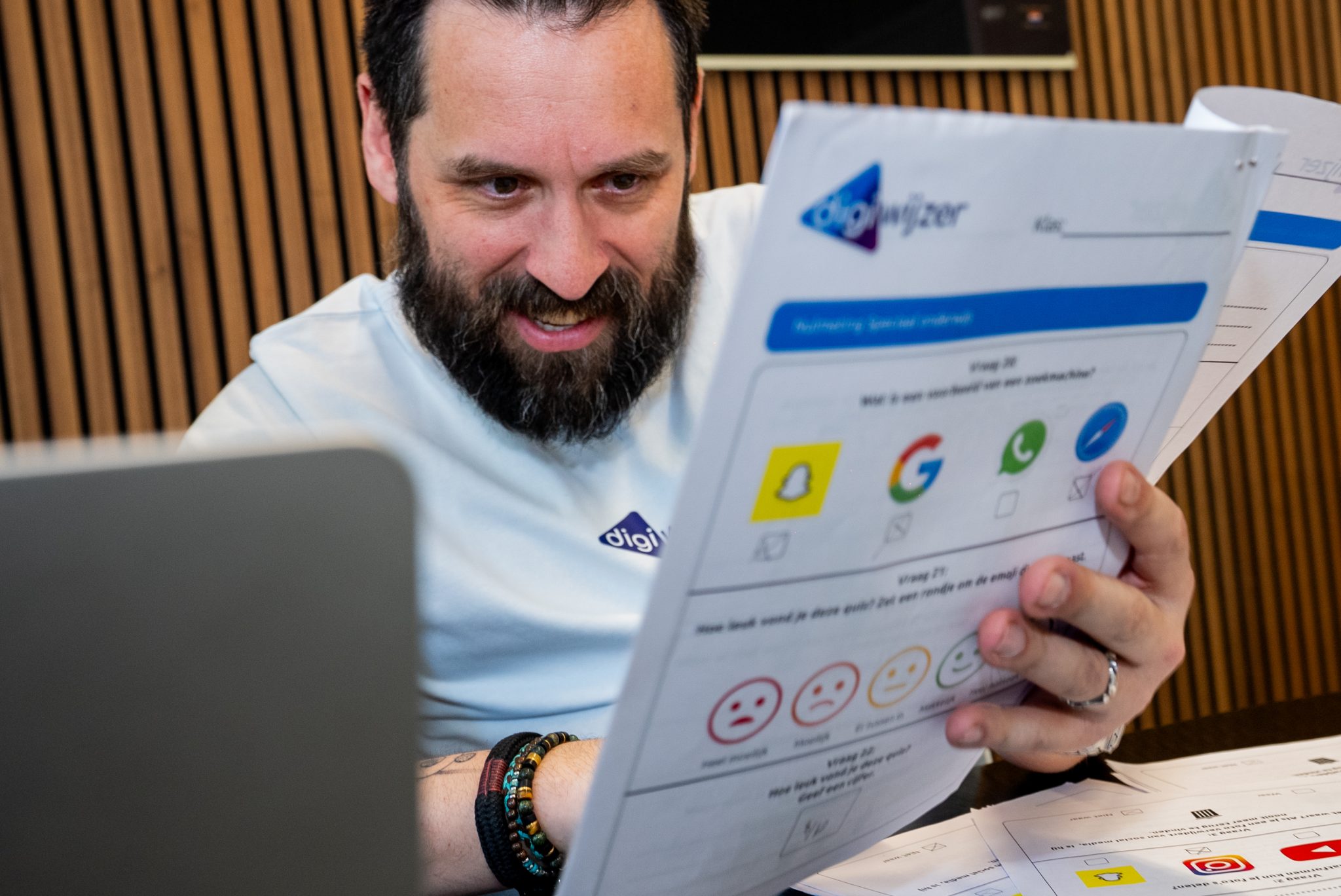 Digicoach van Digiwijzer bekijkt lesmateriaal voor een les digitale geletterdheid.