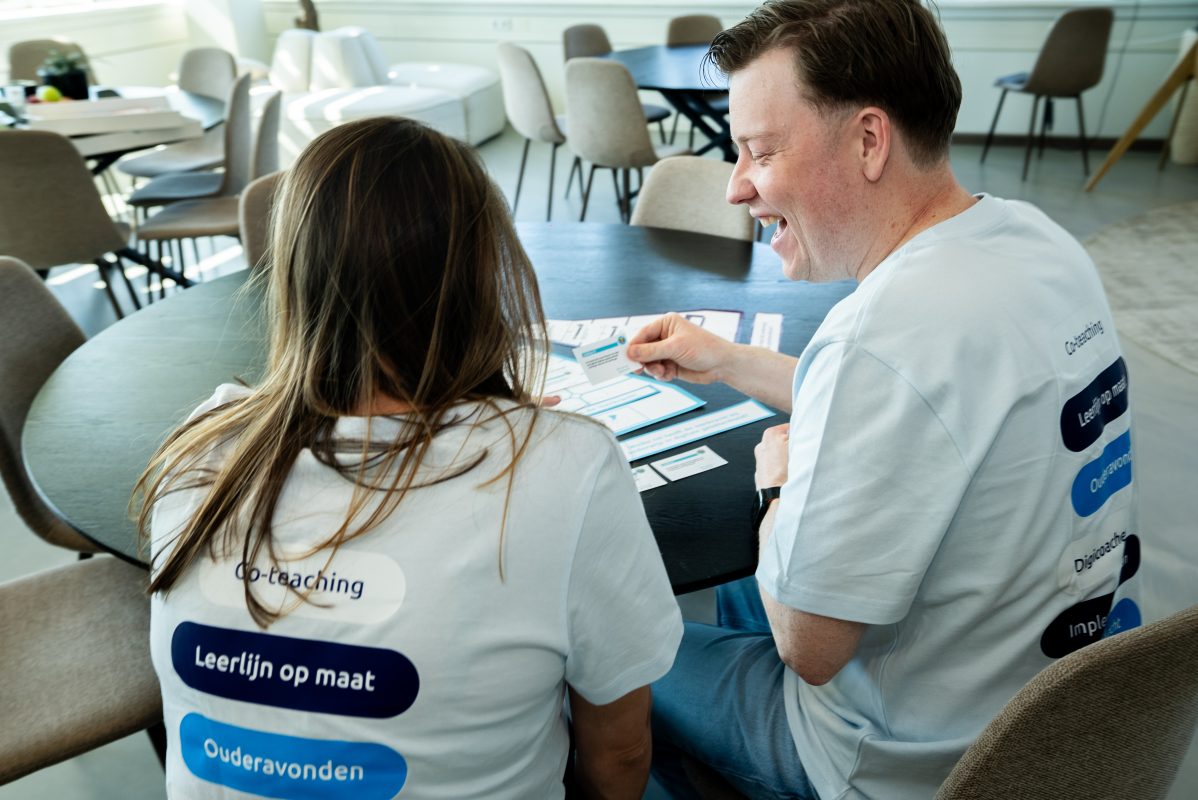 Twee medewerkers van Digiwijzer bereiden samen een les of onderwijsactiviteit voor.