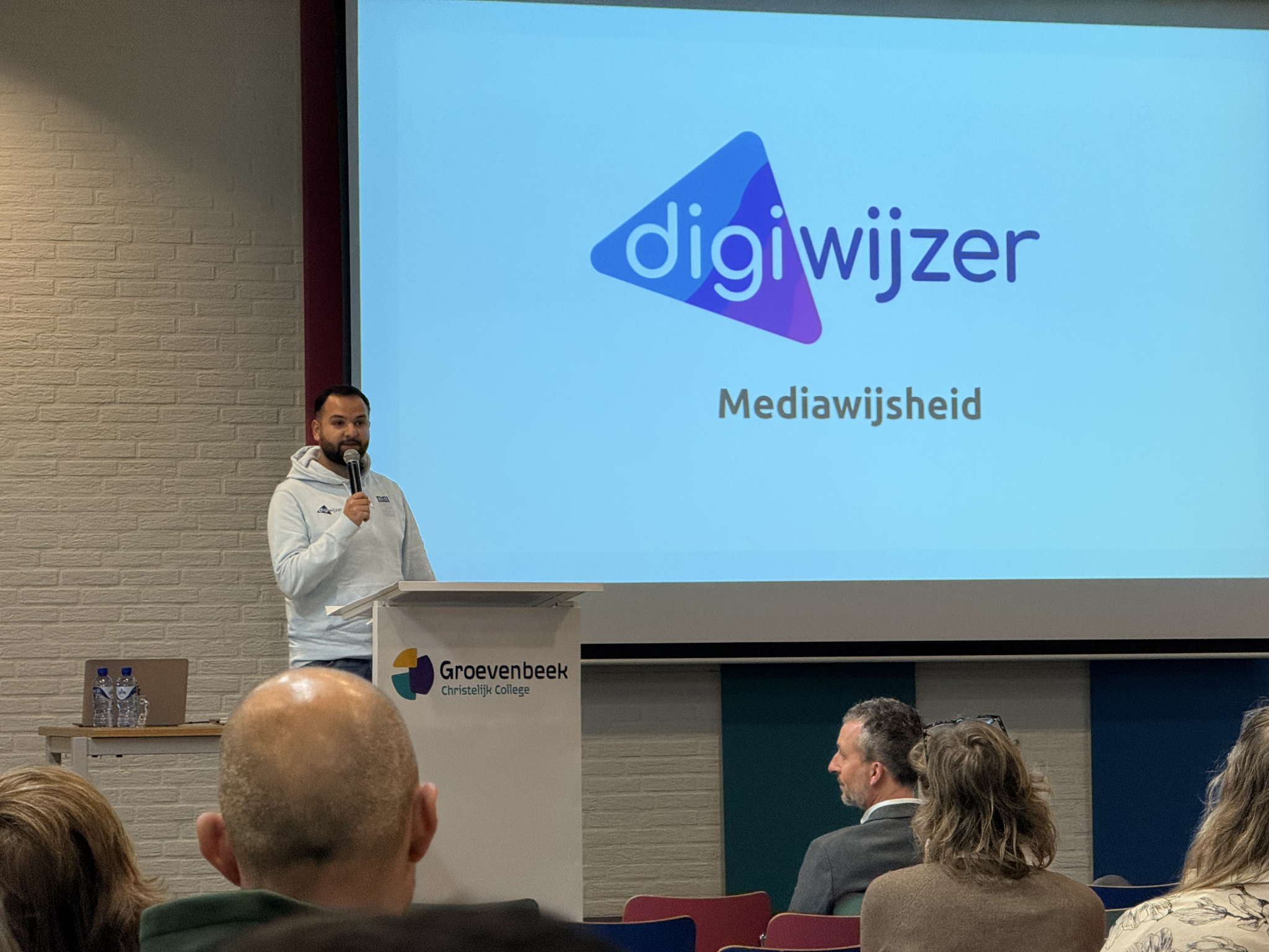Spreker van Digiwijzer verzorgt een ouderavond over digitale geletterdheid voor ouders en onderwijsprofessionals.