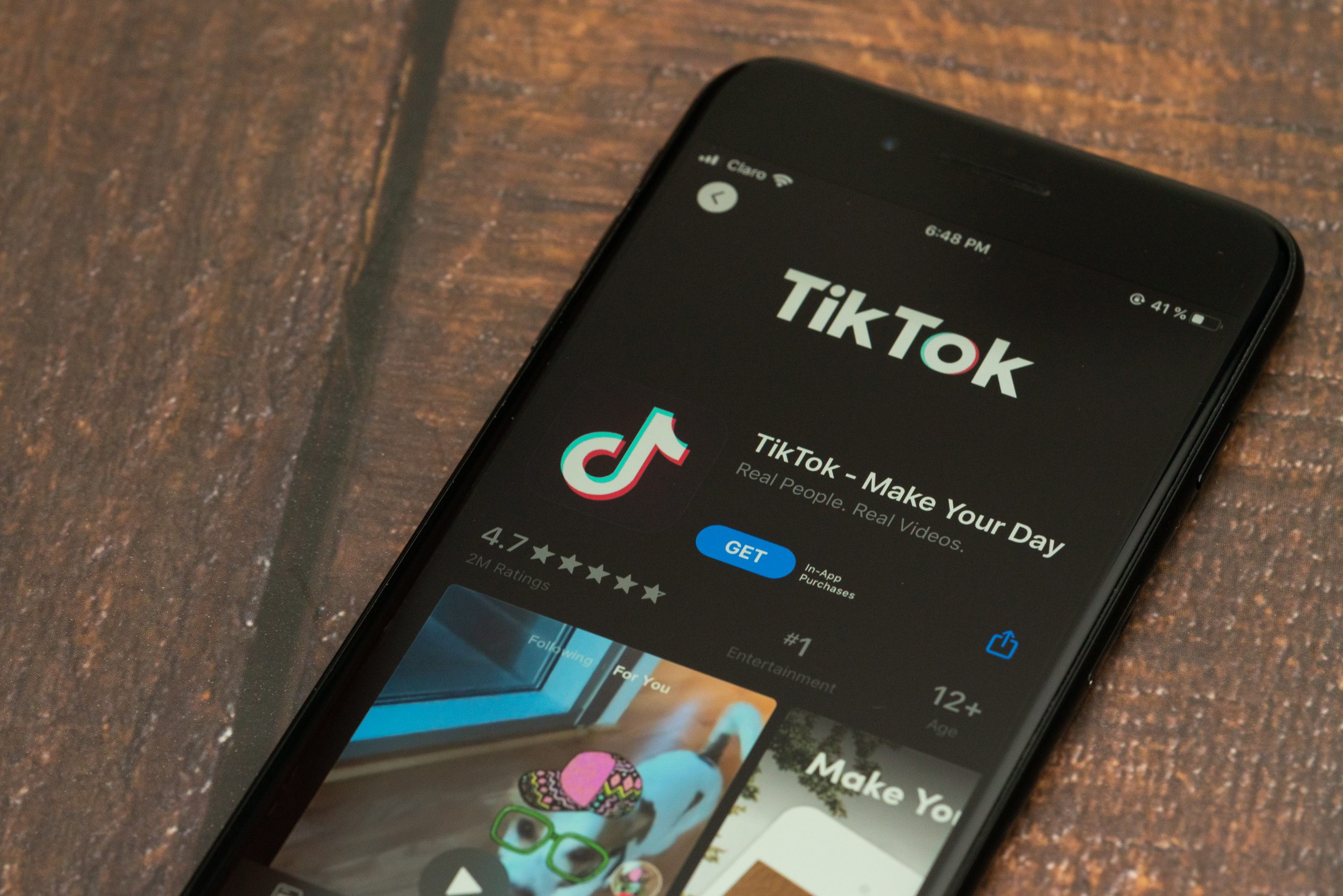 Smartphone met de TikTok-app geopend op het scherm, als illustratie bij het nieuws dat de Europese Commissie vindt dat TikTok minderjarigen onvoldoende beschermt.