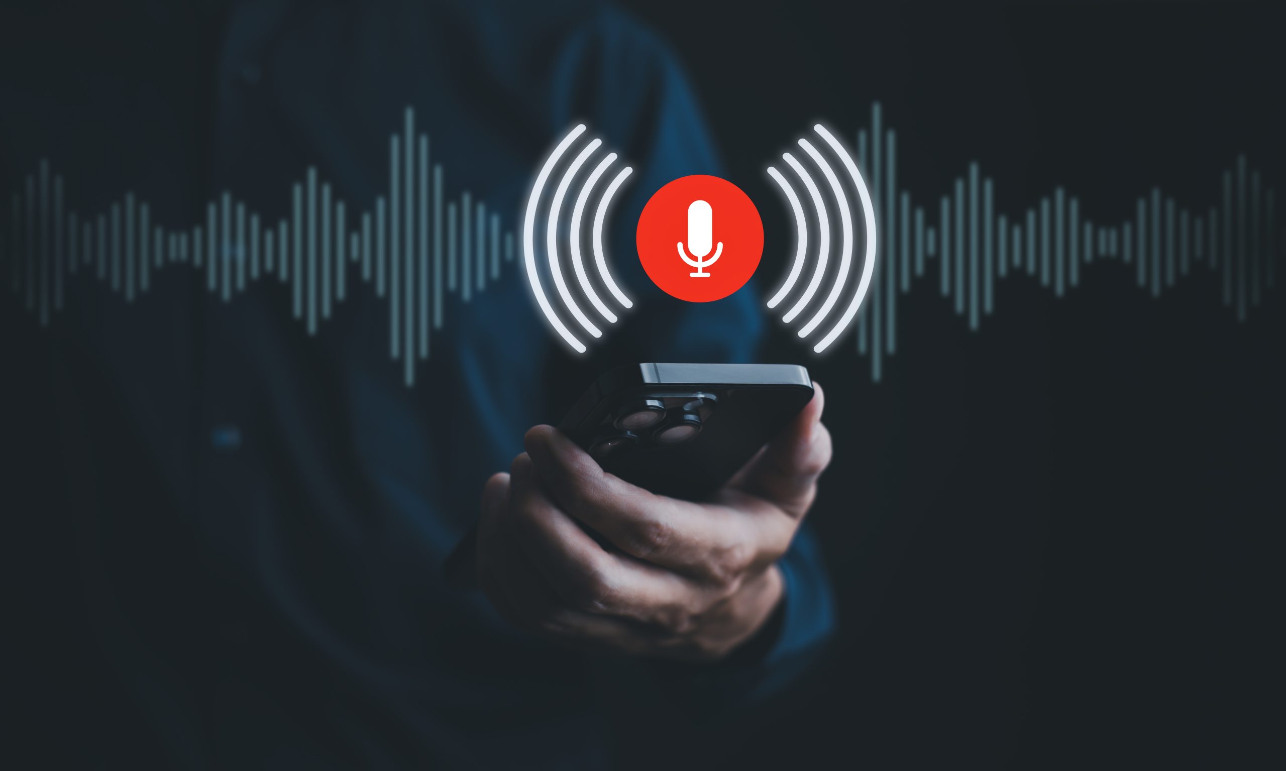 Persoon met smartphone en geluidsgolven als illustratie van voice cloning met AI.