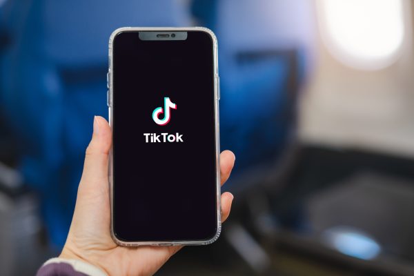 Smartphone met het TikTok-logo in beeld, als illustratie bij de Cat in the Hat-trend op TikTok.