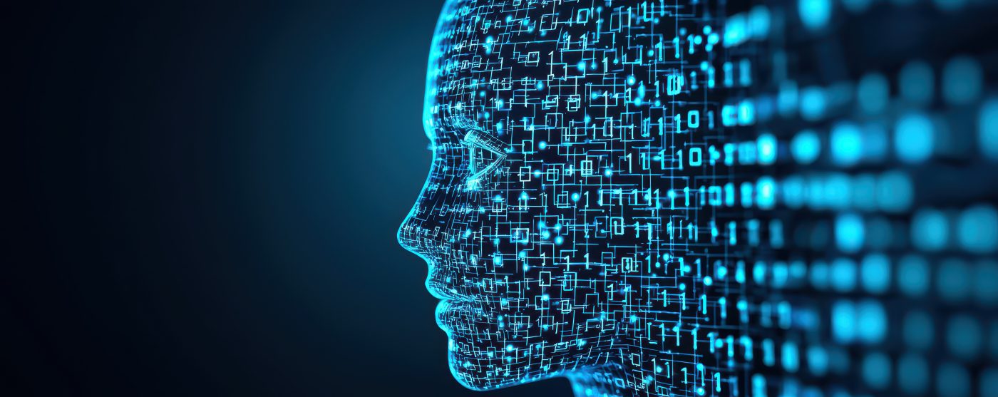 Illustratie van een digitaal menselijk gezicht opgebouwd uit blauwe datapunten en binaire code, als symbool voor kunstmatige intelligentie, data en privacy.