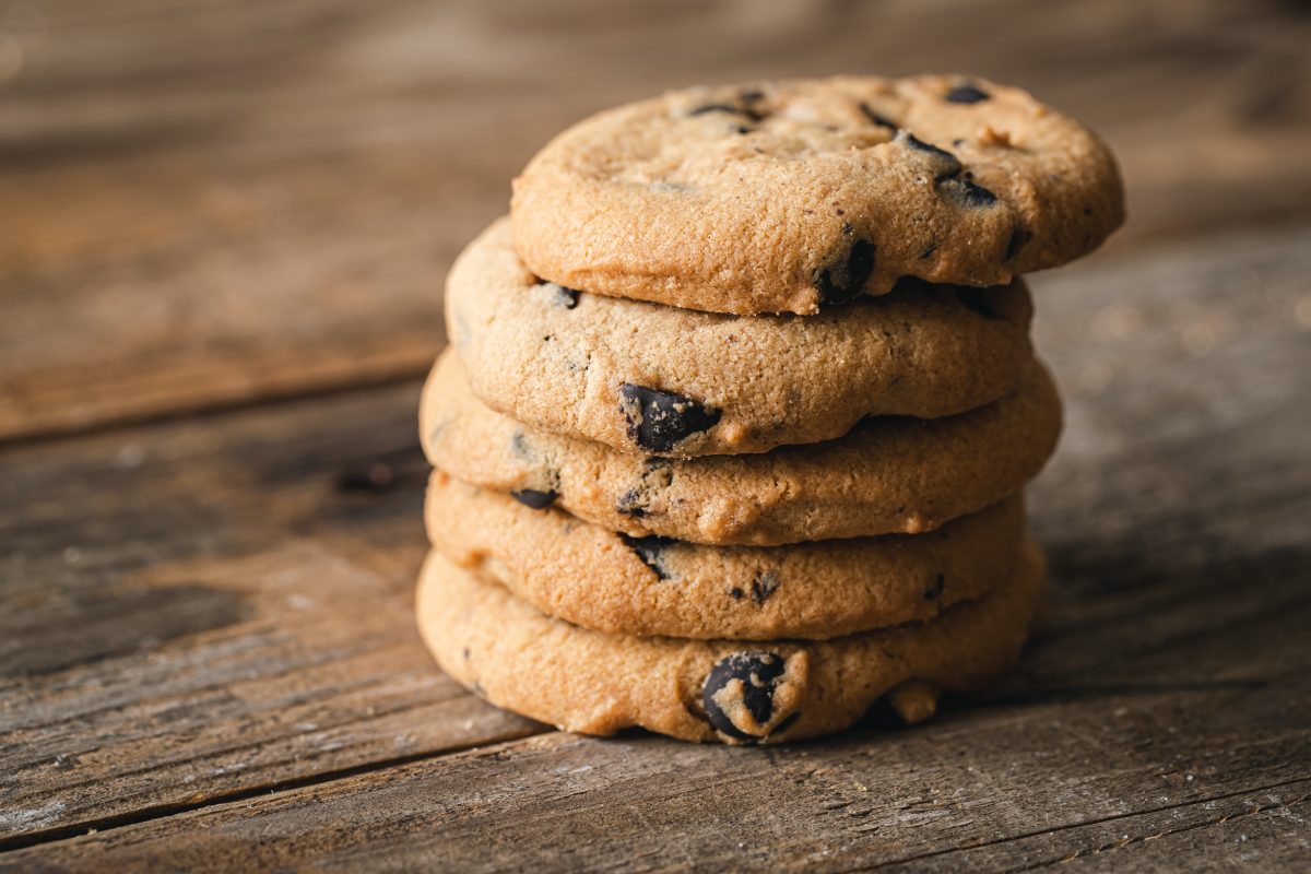 Stapel chocoladekoekjes op een houten tafel, als illustratie bij een blog over cookies accepteren en online privacy.